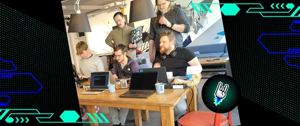 Fünf Mitarbeitende des Cyber-Teams von 9elements schauen im 9e-Office beim Hackathon gemeinsam auf Laptop-Bildschirme.