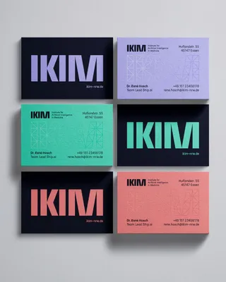 Nebeneinanderstellung von Visitenkarten von IKIM in drei verschiedenen Farben.