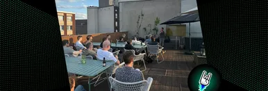 Speakerin Ariadne Engelbrecht beim Elixir Ruhr Meetup vor dem Publikum auf der Dachterrasse bei 9elements.