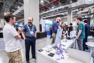 Networking und Austausch am 9elements Stand beim OCP ACAP Summit 2026 in Taipei.