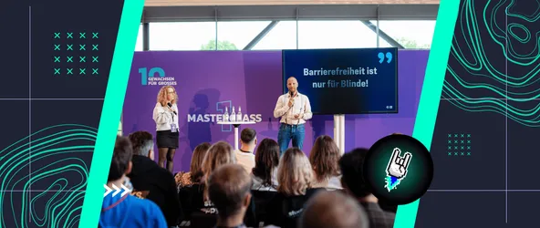 Die Speaker Nils Binder und Jessica Rossa präsentieren auf der Masterclass-Bühne von 9elements und Schalke 04 zur barrierefreien Nachhaltigkeitsseite von Schalke. Im Hintergrund zeigt ein Bildschirm provokant den Satz: „Barrierefreiheit ist nur für Blinde!“ – als Einstieg in das Thema Inklusion.